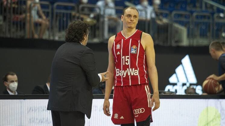 v.l. Andrea Trinchieri - Bayern, Robin Amaize - Bayern 15, 09.06.2021, BBL, Alba Berlin vs FC Bayern - Finale - Spiel 1, in der Mercedes Benz Arena, GER, Berlin, 09.06.2021, BBL, Alba vs FC Bayern - Spiel 1 - Playoff Berlin Copyright: xUwexKoch Eibner-Pressefotox EP_UKH