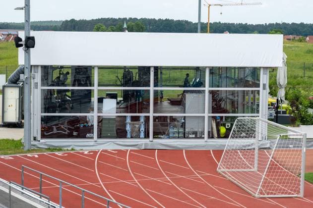 Feature, Symbolbild, das Warmmachzelt. Deutschland, Herzogenaurach, 10.06.2021, Fussball, Deutsche Nationalmannschaft, Euro2020, Trainingslager, Saison 2020 2021, 1. Trainingseinheit, Herzog Base Foto: A2 Bildagentur Peter Hartenfelser