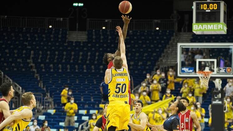 Tipoff - Ben Lammers - Alba 50, Jalen Reynolds - Bayern 8, 10.06.2021, BBL, Alba Berlin vs FC Bayern - Finale - Spiel 2, in der Mercedes Benz Arena, GER, Berlin, 10.06.2021, BBL, Alba vs FC Bayern - Spiel 2 - Playoff Berlin Copyright: xUwexKoch Eibner-Pressefotox EP_UKH