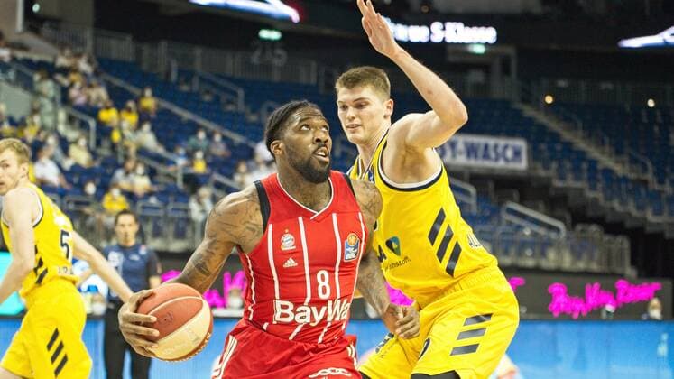 v.l. Jalen Reynolds - Bayern 8, Ben Lammers - Alba 50, 10.06.2021, BBL, Alba Berlin vs FC Bayern - Finale - Spiel 2, in der Mercedes Benz Arena, GER, Berlin, 10.06.2021, BBL, Alba vs FC Bayern - Spiel 2 - Playoff Berlin Copyright: xUwexKoch Eibner-Pressefotox EP_UKH
