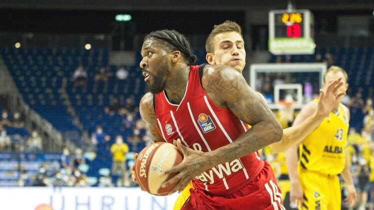 v.l. Jalen Reynolds - Bayern 8, Tim Schneider - Alba 10, 10.06.2021, BBL, Alba Berlin vs FC Bayern - Finale - Spiel 2, in der Mercedes Benz Arena, GER, Berlin, 10.06.2021, BBL, Alba vs FC Bayern - Spiel 2 - Playoff Berlin Copyright: xUwexKoch Eibner-Pressefotox EP_UKH