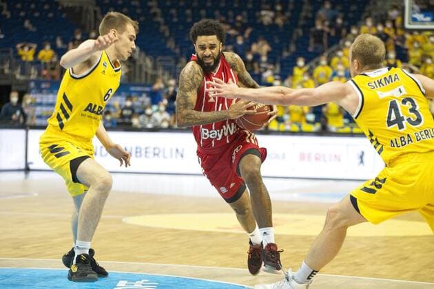 v.l. Malte Delow - Alba 6, D. J. Seeley - Bayern 4, Luke Sikma - Alba 43, 10.06.2021, BBL, Alba Berlin vs FC Bayern - Finale - Spiel 2, in der Mercedes Benz Arena, GER, Berlin, 10.06.2021, BBL, Alba vs FC Bayern - Spiel 2 - Playoff Berlin Copyright: xUwexKoch Eibner-Pressefotox EP_UKH