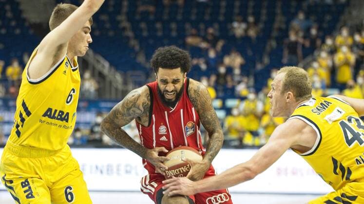 v.l. Malte Delow - Alba 6, D. J. Seeley - Bayern 4, Luke Sikma - Alba 43, 10.06.2021, BBL, Alba Berlin vs FC Bayern - Finale - Spiel 2, in der Mercedes Benz Arena, GER, Berlin, 10.06.2021, BBL, Alba vs FC Bayern - Spiel 2 - Playoff Berlin Copyright: xUwexKoch Eibner-Pressefotox EP_UKH
