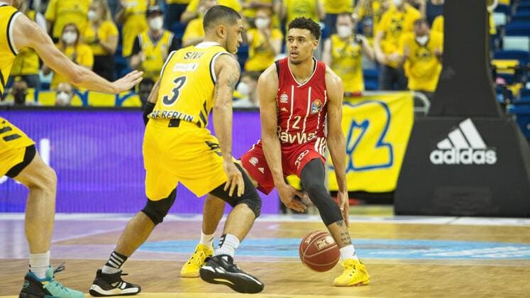 v.l. Peyton Siva - Alba 3, Wade Baldwin - Bayern 2, 10.06.2021, BBL, Alba Berlin vs FC Bayern - Finale - Spiel 2, in der Mercedes Benz Arena, GER, Berlin, 10.06.2021, BBL, Alba vs FC Bayern - Spiel 2 - Playoff Berlin Copyright: xUwexKoch Eibner-Pressefotox EP_UKH