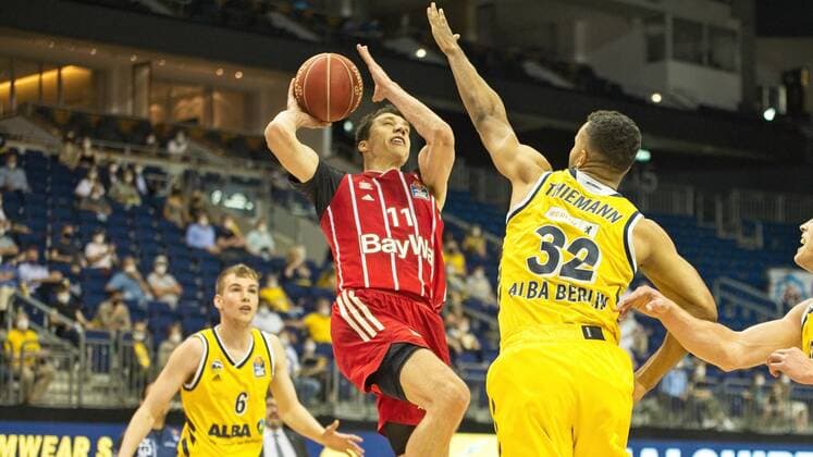 v.l. Malte Delow - Alba 6, Vladimir Lucic - Bayern 11, b32 10.06.2021, BBL, Alba Berlin vs FC Bayern - Finale - Spiel 2, in der Mercedes Benz Arena, GER, Berlin, 10.06.2021, BBL, Alba vs FC Bayern - Spiel 2 - Playoff Berlin Copyright: xUwexKoch Eibner-Pressefotox EP_UKH