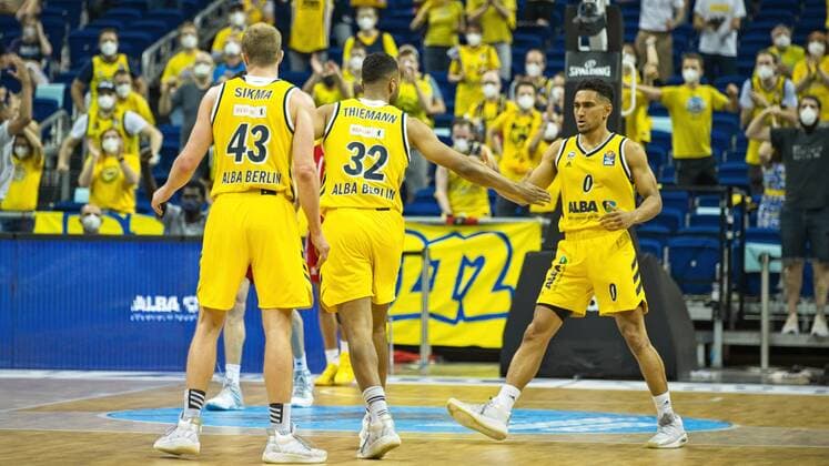 v.l. Luke Sikma - Alba 43, Johannes Thiemann - Alba 32, Maodo Lo - Alba 0, 10.06.2021, BBL, Alba Berlin vs FC Bayern - Finale - Spiel 2, in der Mercedes Benz Arena, GER, Berlin, 10.06.2021, BBL, Alba vs FC Bayern - Spiel 2 - Playoff Berlin Copyright: xUwexKoch Eibner-Pressefotox EP_UKH