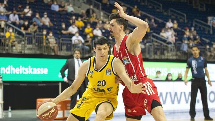 v.l. Simone Fontecchio - Alba 20, Nihad Djedovic - Bayern 14, 10.06.2021, BBL, Alba Berlin vs FC Bayern - Finale - Spiel 2, in der Mercedes Benz Arena, GER, Berlin, 10.06.2021, BBL, Alba vs FC Bayern - Spiel 2 - Playoff Berlin Copyright: xUwexKoch Eibner-Pressefotox EP_UKH