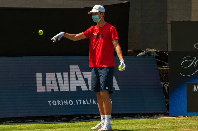 Feature, Symbolbild, Balljunge wirft Ball zu. Deutschland, Stuttgart, 11.06.2021, Tennis, ATP250, MercedesCup 2021, Viertelfinale, Ugo Humbert (FRA) - Felix Auger-Aliassime (CAN), TC Weissenhof Foto: A2 Bildagentur Peter Hartenfelser