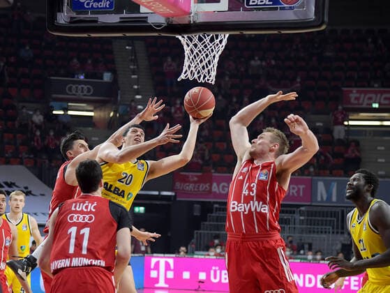 12.06.2021, xemx, Basketball BBL Playoff Finale, 3. Spieltag, FC Bayern Muenchen - Alba Berlin emspor, v.l. Nihad Dedovic (FC Bayern Basketball), Simone Fontecchio (Alba Berlin), Leon Radosevic (FC Bayern Basketball) Zweikampf, Duell, Kampf, tackle Muenchen