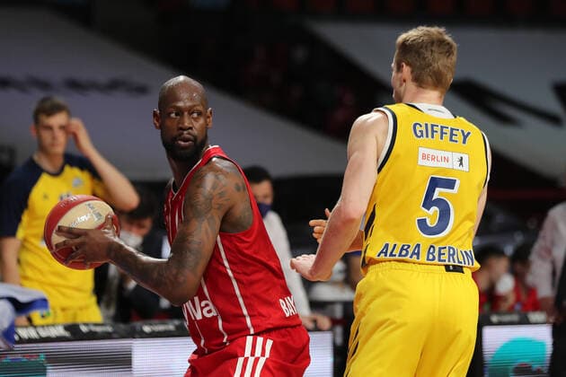 Zweikampf zwischen James Gist (Muenchen) und Niels Giffey (Berlin) GER, FC Bayern Basketball vs. Alba Berlin, Basketball, 1.Bundesliga, Playoffs 2020 2021, Finale Spiel 3, 12.06.2021, GER, FC Bayern Basketball vs. Alba Berlin, Basketball, 1.Bundesliga, Playoffs 2020 2021, Finale Spiel 3, 12.06.2021, Muenchen Copyright: xEIBNER MarcelxEngelbrechtx EP_EER