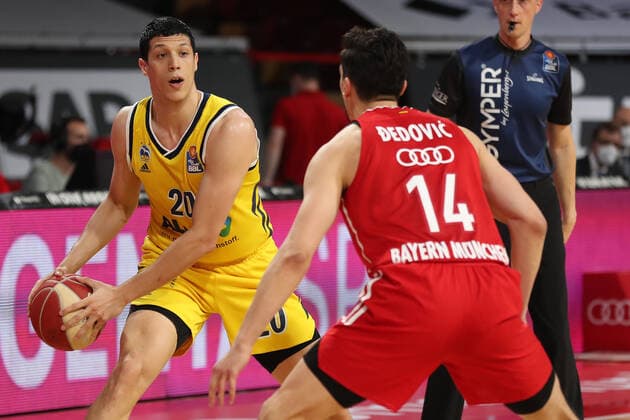 Zweikampf zwischen Simone Fontecchio (Berlin) und Nihad Dedovic (Muenchen) GER, FC Bayern Basketball vs. Alba Berlin, Basketball, 1.Bundesliga, Playoffs 2020 2021, Finale Spiel 3, 12.06.2021, GER, FC Bayern Basketball vs. Alba Berlin, Basketball, 1.Bundesliga, Playoffs 2020 2021, Finale Spiel 3, 12.06.2021, Muenchen Copyright: xEIBNER MarcelxEngelbrechtx EP_EER