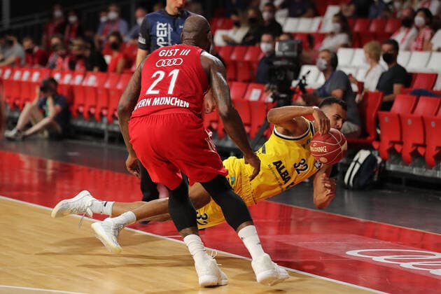 Johannes Thiemann (Berlin) versucht den Ball zu retten GER, FC Bayern Basketball vs. Alba Berlin, Basketball, 1.Bundesliga, Playoffs 2020 2021, Finale Spiel 3, 12.06.2021, GER, FC Bayern Basketball vs. Alba Berlin, Basketball, 1.Bundesliga, Playoffs 2020 2021, Finale Spiel 3, 12.06.2021, Muenchen Copyright: xEIBNER MarcelxEngelbrechtx EP_EER