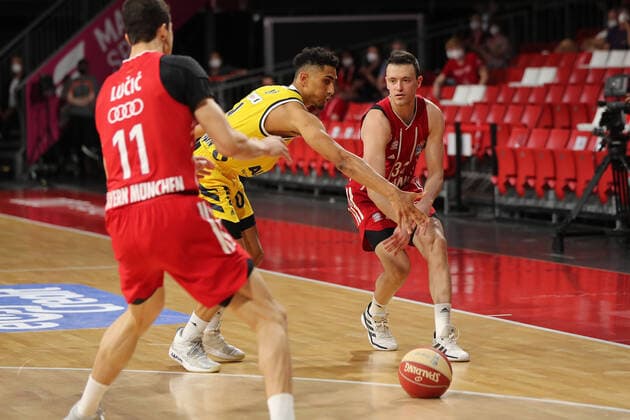 Zan Sisko (Muenchen) spielt einen Pass GER, FC Bayern Basketball vs. Alba Berlin, Basketball, 1.Bundesliga, Playoffs 2020 2021, Finale Spiel 3, 12.06.2021, GER, FC Bayern Basketball vs. Alba Berlin, Basketball, 1.Bundesliga, Playoffs 2020 2021, Finale Spiel 3, 12.06.2021, Muenchen Copyright: xEIBNER MarcelxEngelbrechtx EP_EER
