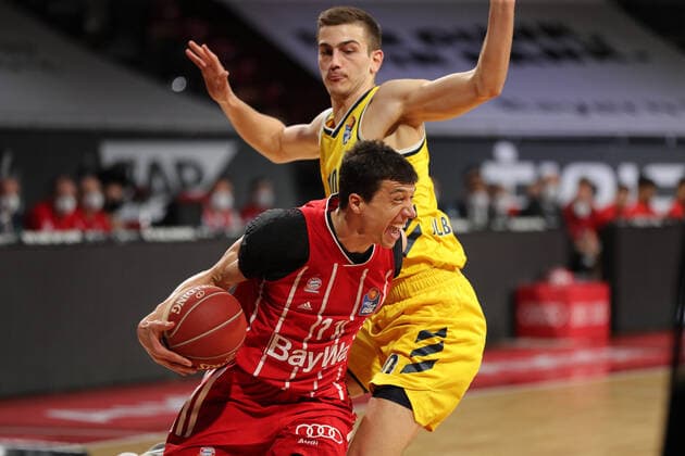 Zweikampf zwischen Vladimir Lucic (Muenchen) und Tim Schneider (Berlin) GER, FC Bayern Basketball vs. Alba Berlin, Basketball, 1.Bundesliga, Playoffs 2020 2021, Finale Spiel 3, 12.06.2021, GER, FC Bayern Basketball vs. Alba Berlin, Basketball, 1.Bundesliga, Playoffs 2020 2021, Finale Spiel 3, 12.06.2021, Muenchen Copyright: xEIBNER MarcelxEngelbrechtx EP_EER