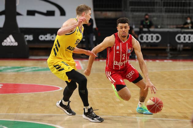Ben Lammers (Berlin) und Wade Baldwin IV (Muenchen) im Zweikampf GER, FC Bayern Basketball vs. Alba Berlin, Basketball, 1.Bundesliga, Playoffs 2020 2021, Finale Spiel 3, 12.06.2021, GER, FC Bayern Basketball vs. Alba Berlin, Basketball, 1.Bundesliga, Playoffs 2020 2021, Finale Spiel 3, 12.06.2021, Muenchen Copyright: xEIBNER MarcelxEngelbrechtx EP_EER