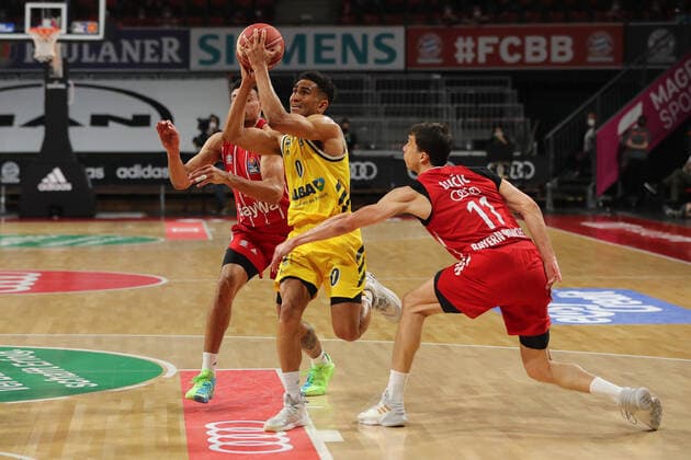 Wade Baldwin IV (Muenchen) und Vladimir Lucic (Muenchen) versuchten Maodo Lo (Berlin) zu stoppen GER, FC Bayern Basketball vs. Alba Berlin, Basketball, 1.Bundesliga, Playoffs 2020 2021, Finale Spiel 3, 12.06.2021, GER, FC Bayern Basketball vs. Alba Berlin, Basketball, 1.Bundesliga, Playoffs 2020 2021, Finale Spiel 3, 12.06.2021, Muenchen Copyright: xEIBNER MarcelxEngelbrechtx EP_EER