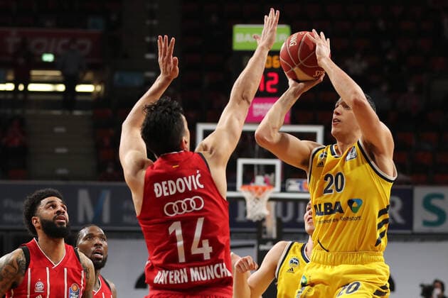 Nihad Dedovic (Muenchen) versucht Simone Fontecchio (Berlin) zu blocken GER, FC Bayern Basketball vs. Alba Berlin, Basketball, 1.Bundesliga, Playoffs 2020 2021, Finale Spiel 3, 12.06.2021, GER, FC Bayern Basketball vs. Alba Berlin, Basketball, 1.Bundesliga, Playoffs 2020 2021, Finale Spiel 3, 12.06.2021, Muenchen Copyright: xEIBNER MarcelxEngelbrechtx EP_EER