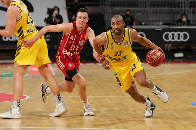 Zweikampf zwischen Zan Sisko (Muenchen) und Jayson Granger (Berlin) GER, FC Bayern Basketball vs. Alba Berlin, Basketball, 1.Bundesliga, Playoffs 2020 2021, Finale Spiel 3, 12.06.2021, GER, FC Bayern Basketball vs. Alba Berlin, Basketball, 1.Bundesliga, Playoffs 2020 2021, Finale Spiel 3, 12.06.2021, Muenchen Copyright: xEIBNER MarcelxEngelbrechtx EP_EER