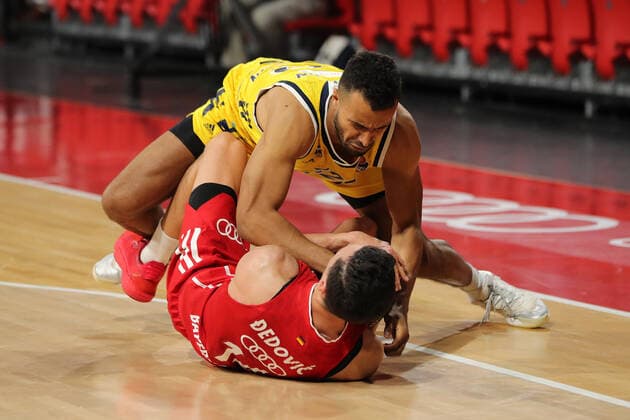 Johannes Thiemann (Berlin) im Zweikampf mit Nihad Dedovic (Muenchen) GER, FC Bayern Basketball vs. Alba Berlin, Basketball, 1.Bundesliga, Playoffs 2020 2021, Finale Spiel 3, 12.06.2021, GER, FC Bayern Basketball vs. Alba Berlin, Basketball, 1.Bundesliga, Playoffs 2020 2021, Finale Spiel 3, 12.06.2021, Muenchen Copyright: xEIBNER MarcelxEngelbrechtx EP_EER