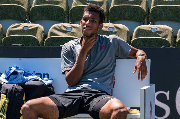 Felix Auger-Aliassime (CAN) blickt enttäuscht, Enttäuschung, Frust, frustriert, niedergeschlagen ins leere. Deutschland, Stuttgart, 13.06.2021, Tennis, ATP250, MercedesCup 2021, Finale, Marin Cilic (CRO) - Felix Auger-Aliassime (CAN), TC Weissenhof Foto: A2 Bildagentur Peter Hartenfelser