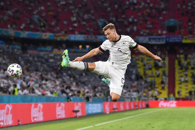 Sport Bilder des Tages Joshua KIMMICH (GER), akrobatisch, Aktion,Einzelaktion,Einzelbild, Freisteller,Ganzkoerperaufnahme,ganze Figur. Gruppenphase,Vorrunde Gruppe F, Spiel M12, Frankreich (F) - Deutschland (GER) 1-0 am 15.06.2021 in Muenchen Fussball Arena (Alliianz Arena). Fussball EM 2020 vom 11.06.2021-11.07.2021.