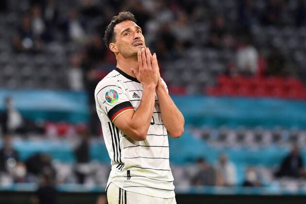 Sport Bilder des Tages Mats HUMMELS (GER), enttaeuscht,frustriert,niedergeschlagen, Aktion,Einzelbild,angeschnittenes Einzelmotiv,Halbfigur,halbe Figur. Gruppenphase,Vorrunde Gruppe F, Spiel M12, Frankreich (F) - Deutschland (GER) 1-0 am 15.06.2021 in Muenchen Fussball Arena (Alliianz Arena). Fussball EM 2020 vom 11.06.2021-11.07.2021.