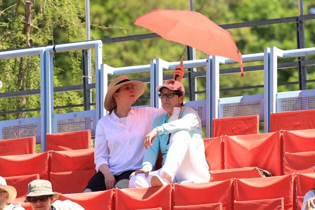 DEU, GER, bett1open, 16.06.2021, Rot-Weiss Tennisanlage, Steffi-Graf-Stadion, Berlin, DEU, GER, bett1open, im Bild Zuschauer, Besucher, Fans, Sonnenschirm