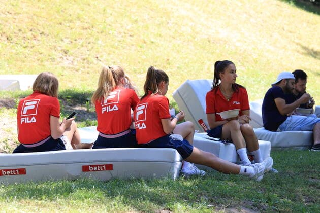 DEU, GER, bett1open, 16.06.2021, Rot-Weiss Tennisanlage, Steffi-Graf-Stadion, Berlin, DEU, GER, bett1open, im Bild Ballmaedchen machen Pause