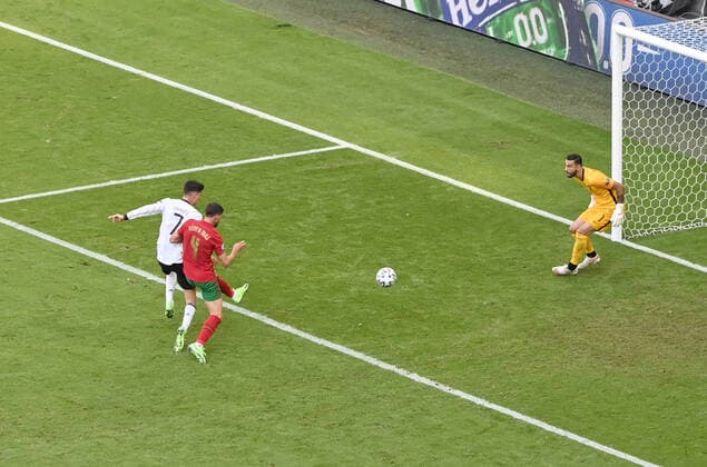 Tor Deutschland zum 1:1, v.li., Kai Havertz (Deutschland), Ruben Dias (Portugal), Eigentor von Raphael Guerreiro (Portugal), nicht auf dem Bild 19.06.2021, Fussball Europameisterschaft 2021, Vorrunde, 2. Spieltag, Gruppe F, Portugal - Deutschland, Foto: Maik Hölter TEAM2sportphoto Muenchen Allianz Arena Bayern Deutschland