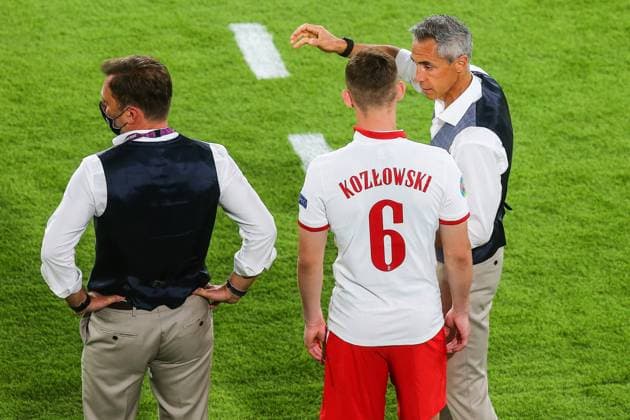 19.06.2021, Sewilla, pilka nozna, mistrzostwa Europy EURO 2020 , Hiszpania - Polska, N z Jakub Kwiatkowski, Kacper Kozlowski (POL) Trener Paulo Sousa (POL), fot. Tomasz Jastrzebowski Foto Olimpik ÑÑ 19.06.2021, Sevilla, football, UEFA EURO, EM, Europameisterschaft,Fussball 2020, Poland - Spain, In the picture: Jakub Kwiatkowski, Kacper Kozlowski (POL) Trener Paulo Sousa (POL), fot. Tomasz Jastrzebowski Foto Olimpik NEWSPIX.PL --- Newspix.pl 20210619toja2136