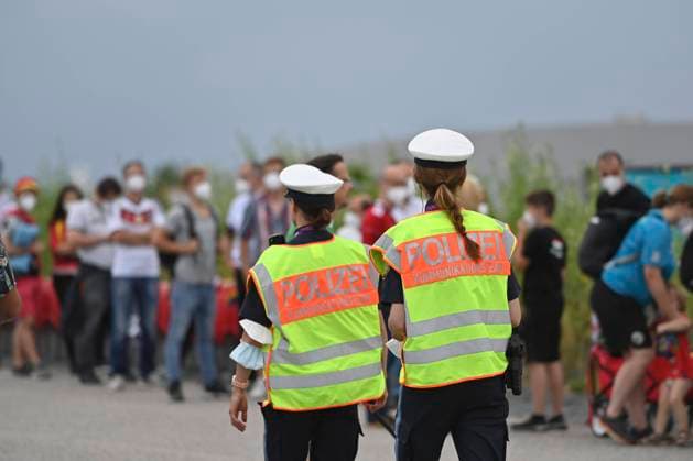 Feature, Polizistinnen vor der Eingangsschlange, Polizei, Sicherheit, Kontrolle, Gruppenphase, Vorrunde Gruppe F, Spiel M36, Deutschland (GER) - Ungarn (HUN) 2-2, am 23.06.2021 in Muenchen Deutschland, Fussball Arena (Alliianz Arena). Fussball EM 2020 vom 11.06.2021-11.07.2021.