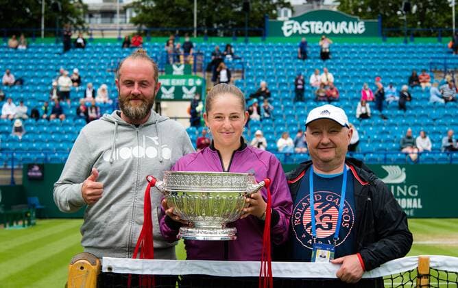 Mandatory Credit: Photo by Rob Prange Shutterstock (12168976au) Jelena Ostapenko of Latvia and her team with the champions trophy after the final of the 2021 Viking International WTA, Tennis Damen 500 tennis tournament Viking International Championships, Day Eight, Tennis, Eastbourne, East Sussex, UK - 26 June 2021 Viking International Championships, Day Eight, Tennis, Eastbourne, East Sussex, UK - 26 June 2021 Copyright: xRobxPrange Shutterstockx 12168976au