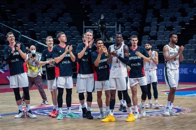 Basketball Split 29.06.2021 Olympia-Qualifikation FIBA Olympic Qualifying Tournament 2020 Gruppenphase, Gruppe A Deutschland (GER) - Mexiko (MEX) Das Deutsche Team bejublt den Sieg gegen Mexiko nach dem Spiel Moritz Wagner (Deutschland, No.13) Nils Giffey (Deutschland, No.05) Jan Niklas Wimberg (Deutschland, No.06) Robin Benzing (Deutschland, No.12) Maodo Lo (Deutschland, No.04) Andreas Obst (Deutschland, No.42) Isaac Bonga (Deutschland, No.00) Lukas Wank (Deutschland, No.19) Joshiko Saibou (Deutschland, No.01) Johannes Thiemann (Deutschland, No.32) vlnr.