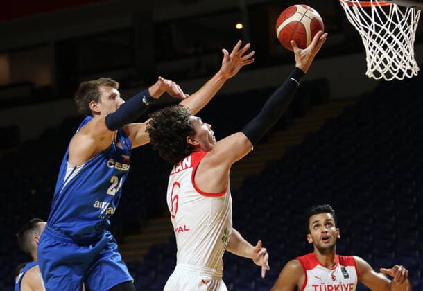 June 30, 2021, Victoria, BC, Canada: Czech Republic s Jan Vesely, left, tries to block Turkey s Cedi Osman from scoring during the first half of FIBA Men s Olympic Qualifying basketball action at Memorial Arena in Victoria, B.C., on Wednesday, June 30, 2021. Jan Vesely,Cedi Osman - ZUMAc35_ 20210630_zaf_c35_075 Copyright: xChadxHipolitox
