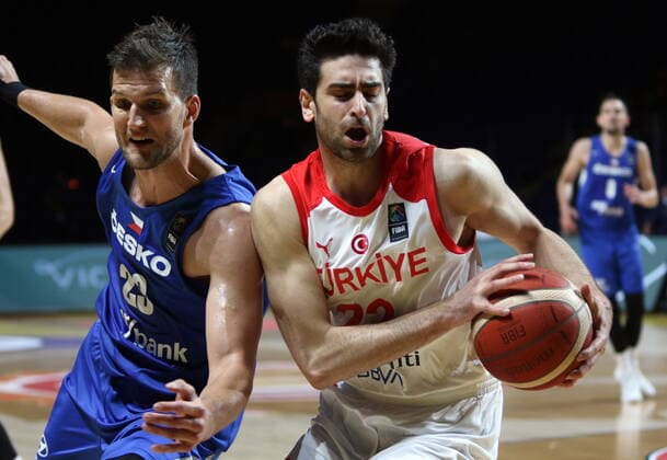 June 30, 2021, Victoria, BC, Canada: Czech Republic s Lukas Palyza, left, and Turkey s Furkan Korkmaz battle during the second half of FIBA Men s Olympic Qualifying basketball action at Memorial Arena in Victoria, B.C., on Wednesday, June 30, 2021. Furkan Korkmaz, Lukas Palyza - ZUMAc35_ 20210630_zaf_c35_086 Copyright: xChadxHipolitox