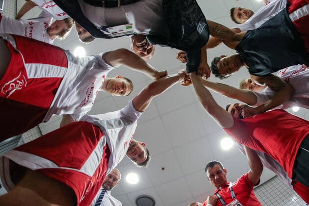 Kowno, 01.07.2021 KOSZYKOWKA KADRA REPREZENTACJA POLSKI MECZ Slowenia - Polska POLISH national team, Nationalteam BASKETBALL POLAND GAME Slowenia - Polska NZ szatnia locker room , modlitwa prayer trener Mike Taylor coach , team druzyna , koszykarze players , Aleksander Balcerowski , Jaroslaw Zyskowski , Mateusz Ponitka , trener Arkadiusz Miloszewski coach , lekarz Marcin Blonski team doctor , Michal Michalak , A.J. Slaughter , fizjoterapeuta Jakub Majewski , Lukasz Kolenda , FOT. WOJCIECH FIGURSKI 058sport.pl NEWSPIX.PL --- Newspix.pl FIBA OLYMPIC TOKYO QUALIFYING TOURNAMENT 2020 SLOVENIA vs POLAND 20210701_028_A16R1006