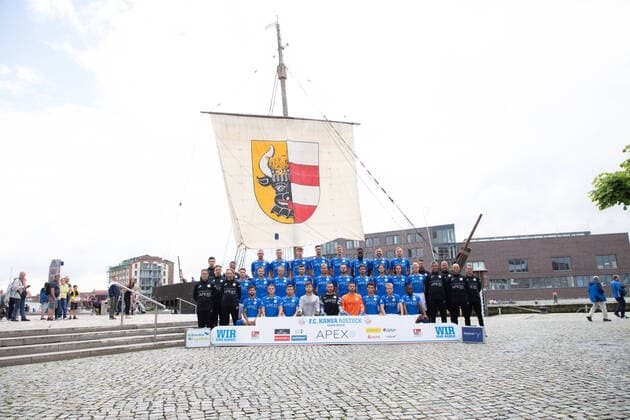 01.07.2021- 2.Bundesliga 2021 2022: Mannschaftsfoto FC Hansa Rostock - Hintere Reihe: (v.l.n.r.): Video-Analyst Vincent Leifholz, Team-Betreuer Alexander Ogrinc, Damian Roßbach, Svante Ingelsson, Michel Ulrich, Sven Sonnenberg, Thomas Meißner, Ridge Munsy, John Verhoek, Hanno Behrens, Torwart-Trainer Dirk Orlishausen, Co-Trainer Uwe Ehlers Mittlere Reihe: (v.l.n.r.): Physiotherapeut Denis Hasenbek, Maurice Litka, Bentley Baxter Bahn, Theo Gunnar Martens, Björn Rother, Jan Löhmannsröben, Pascal Breier, Julian Riedel, Tobias Schwede, Gian Luca Schulz, Nik Omladic, Chef-Trainer Jens Härtel, Co-Trainer Ronny Thielemann, Athletik-Trainer Björn Bornholdt Vordere Reihe: (v.l.n.r.): Physiotherapeut Frank Scheller, Zeugwart Andreas Thiem, Manuel Farrona Pulido, Nico Neidhart, Oliver Daedlow, Ben Voll, Markus Kolke, Luis Klatte, Lukas Scherff, Simon Reihn, Streli Mamba 01.07.2021- 2.Bundesliga 2021 2022: - und Einzelfoto FC Hansa Rostock Rostock Copyright: xAndyxBuenning xEibner-Pressefotox EP_abg