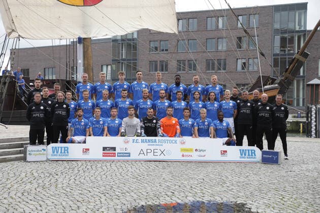 01.07.2021- 2.Bundesliga 2021 2022: Mannschaftsfoto FC Hansa Rostock - Hintere Reihe: (v.l.n.r.): Video-Analyst Vincent Leifholz, Team-Betreuer Alexander Ogrinc, Damian Roßbach, Svante Ingelsson, Michel Ulrich, Sven Sonnenberg, Thomas Meißner, Ridge Munsy, John Verhoek, Hanno Behrens, Torwart-Trainer Dirk Orlishausen, Co-Trainer Uwe Ehlers Mittlere Reihe: (v.l.n.r.): Physiotherapeut Denis Hasenbek, Maurice Litka, Bentley Baxter Bahn, Theo Gunnar Martens, Björn Rother, Jan Löhmannsröben, Pascal Breier, Julian Riedel, Tobias Schwede, Gian Luca Schulz, Nik Omladic, Chef-Trainer Jens Härtel, Co-Trainer Ronny Thielemann, Athletik-Trainer Björn Bornholdt Vordere Reihe: (v.l.n.r.): Physiotherapeut Frank Scheller, Zeugwart Andreas Thiem, Manuel Farrona Pulido, Nico Neidhart, Oliver Daedlow, Ben Voll, Markus Kolke, Luis Klatte, Lukas Scherff, Simon Reihn, Streli Mamba 01.07.2021- 2.Bundesliga 2021 2022: - und Einzelfoto FC Hansa Rostock Rostock Copyright: xAndyxBuenning xEibner-Pressefotox EP_abg
