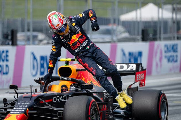 Sergio Perez (Red Bull Racing Honda) springt nach dem Qualifying aus dem Auto und freut sich ueber Startplatz 3, AUT, Formel 1 Großer Preis von Oesterreich, Red Bull Ring Spielberg, Rennen 9, Saison 2021, 03.07.2021. AUT, Formel 1 Großer Preis von Oesterreich, Red Bull Ring Spielberg, Rennen 9, Saison 2021, 03.07.2021 Spielberg Copyright: xEibnerxPressefoto MichaelxMemmlex EP_MMR