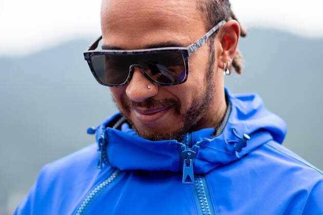 Lewis Hamilton (Mercedes AMG Petronas F1 Team) kommt an der Rennstrecke an und praesentiert sein Outfit, AUT, Formel 1 Großer Preis von Oesterreich, Red Bull Ring Spielberg, Rennen 9, Saison 2021, 04.07.2021. AUT, Formel 1 Großer Preis von Oesterreich, Red Bull Ring Spielberg, Rennen 9, Saison 2021, 04.07.2021 Spielberg Copyright: xEibnerxPressefoto MichaelxMemmlex EP_MMR