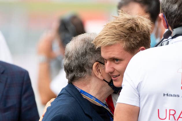 Mick Schumacher (Uralkali Haas F1 Team) umarmt seinen Freund und ehemaligen Teamchef seines Vaters Michael Schumacher von Ferrari, Jean Todt (FIA Praesident), AUT, Formel 1 Großer Preis von Oesterreich, Red Bull Ring Spielberg, Rennen 9, Saison 2021, 04.07.2021. AUT, Formel 1 Großer Preis von Oesterreich, Red Bull Ring Spielberg, Rennen 9, Saison 2021, 04.07.2021 Spielberg Copyright: xEibnerxPressefoto MichaelxMemmlex EP_MMR