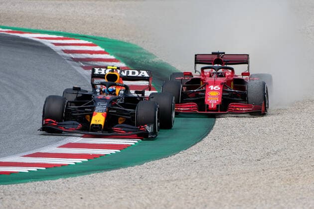 Sergio Perez (Red Bull Racing Honda) drueckt Charles Leclerc (Scuderia Ferrari Mission Winnow) ins Kiesbett von der Strecke und bekommt eine 5 - Sekunden - Strafe, AUT, Formel 1 Großer Preis von Oesterreich, Red Bull Ring Spielberg, Rennen 9, Saison 2021, 04.07.2021. AUT, Formel 1 Großer Preis von Oesterreich, Red Bull Ring Spielberg, Rennen 9, Saison 2021, 04.07.2021 Spielberg Copyright: xEibnerxPressefoto MichaelxMemmlex EP_MMR