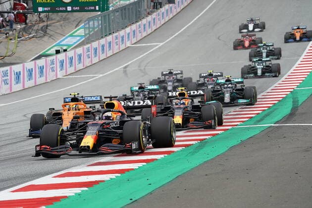 Formula 1 BWT Grosser Preis von Österreich 2021 04.07.2021, Red Bull Ring , Spielberg, Formula 1 BWT Grosser Preis von Österreich 2021 , im Bild Re-Start: Max Verstappen (NEL 33), Red Bull Racing Honda, Lando Norris (GBR 4), McLaren F1 Team, Sergio Perez (MEX 11), Red Bull Racing Honda,. Lewis Hamilton (GBR 44), Mercedes-AMG Petronas Formula One Team, Valtteri Bottas (FIN 77), Mercedes-AMG Petronas Formula One Team, Pierre Gasly (FRA 10), Scuderia AlphaTauri Honda