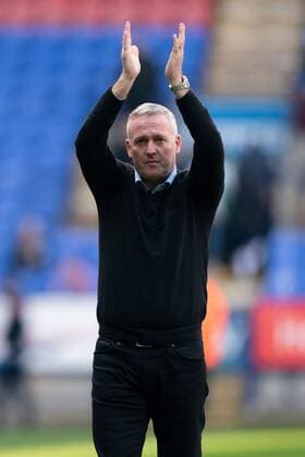 Fußball, Trainerhistorie Norwich City von 1905 bis heute Mandatory Credit: Photo by Terry Donnelly News Images Shutterstock (10188523bf) Norwich City manager Paul Lambert applauds the fans at the end of the match 6th April 2019 , University of Bolton Stadium, Bolton, England; Sky bet Championship Football, Bolton Wanderers vs Ipswich Town Credit: Terry Donnelly News Images Bolton Wanderers v Ipswich Town, Sky Bet Championship, Football, University of Bolton Stadium, Bolton, UK - 06 Apr 2019 EDITORIAL USE ONLY No use with unauthorised audio, video, data, fixture lists (outside the EU), club league logos or live services. Online in-match use limited to 45 images (+15 in extra time). No use to emulate moving images. No use in betting, games or single club league player publications services. Bolton Wanderers v Ipswich Town, Sky Bet Championship, Football, University of Bolton Stadium, Bolton, UK - 06 Apr 2019 EDITORIAL USE ONLY No use with unauthorised audio, video, data, fixture lists (outside the EU), club league logos or live services. Online in-match use limited to 45 images (+15 in extra time). No use to emulate moving images. No use in betting, games or Copyright: xTerryxDonnelly NewsxImages Shutterstockx 10188523bf