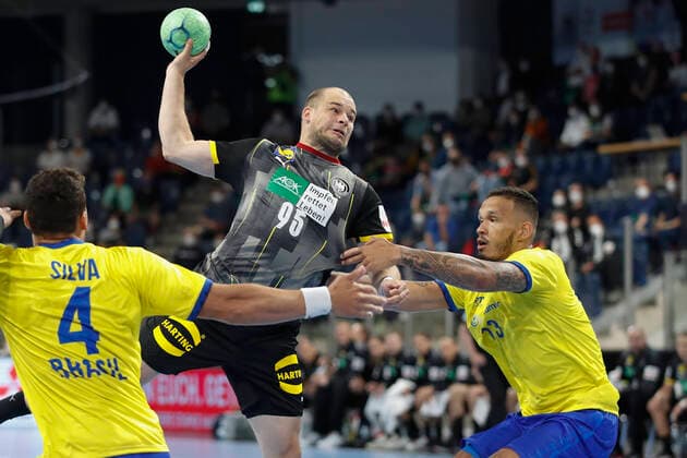 Deutschland , Nuernberg, ARENA Nuernberger Versicherung , 09.07.2021, emspor, emonline, despor, deonline, Deutschland vs. Brasilien, DHB, Drei-Nationen-Turnier 2021 Bild: v. l. Jo??o Pedro Silva (Brasilianische-Nationalmannschaft), Paul Drux (Deutsche-Nationalmannschaft) und Rogério Moraes (Brasilianische-Nationalmannschaft) Copyright: HMBxMedia JulienxBecker