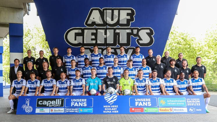 MSV Duisburg; 3.Liga, Porträttermin 2021 2022, Mannschaftsfoto Dritte Reihe von links: Katharina Günther (Team-Managerin), Martin Schroeder (Teamarzt), Dr. Falk Ullerich (Teamarzt), Dominik Schmidt, Orhan Ademi, Dominik Volkmer, Stefan Velkov, Tobias Fleckstein, Aziz Bouhaddouz, Tim Schmitz (Zeugwart), Peter Lindner (Zeugwart), Manni Piwonski (Zeugwart) Zweite Reihe von links: Ivo Grlic (Sportdirektor), Pavel Dotchev (Cheftrainer), Philipp Klug (Co- Trainer & Analyst), Branimir Bajic (Co-Trainer & Analyst), Darius Ghindovean, Leroy Kwadwo, Marvin Ajani, Vincent Gembalies, Julian Hettwer, Rolf Feltscher, Sven Beuckert (TW-Trainer), Ruben Solis (Athletiktrainer), Oliver Grabowski (Physiotherapeut), Arthur Jarzombek (Physiotherapeut) Erste Reihe von links: Maximilian Sauer, Alaa Bakir, Kolja Pusch, Marvin Bakalorz, Niko Bretschneider, Roman Schabbing, Leo Weinkauf, Jo Coppens, Niclas Stierlin, Moritz Stoppelkamp, Marlon Frey, Rudolf Ndualu, Chinedu Ekene