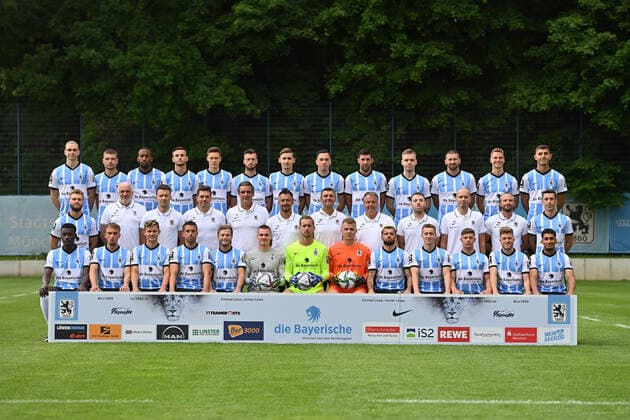 TSV 1860 Muenchen;3.Liga,Portraettermin 2021 2022 Mannschaftsfoto,hi.Reihe v.li: Tim LINSBICHLER,Nathan WICHT,Johann NGOUNOU DJAYO,Niklas LANG, Marco MANNHARDT,Quirin MOLL,Milos COCIC, Marcel BAER,Stefan SALGER,Daniel Wein,Sascha MOELDERS,Dennis DRESSEL,Semi BELKAHIA. Mittlere Reihe v.li:Yannick DEICHMANN (TSV 1860 Muenchen),Zeugwart Norbert STEGMANN,Videoanalyst Franz HUEBL,Athletiktrainer Matthias LUGINGER,Torwart-Trainer Harald HUBER,Co-Trainer Oliver BEER,Cheftrainer Michael KOELLNER,Co-Trainer Guenter BRANDL,TeammanagerFatih ASLAN,Physiotherapeut Tobias ADAMS,Physiotherapeut Nick WURIAN,Philipp STEINHART. Vordere Reihe v.li:Merveille BIANKADI,Lorenz KNOEFERL,Erik TALLIG,Stefan LEX, Richard NEUDECKER,Torwart Tom KRETZSCHMAR,Torwart Marco HILLER,Torwart Gyoergy SZEKELY,KEANU STAUDE,Fabian GREILINGER,Maxim GRESLER,Marius WILLSCH, Kevin GODEN.