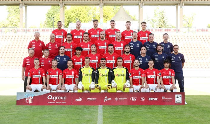 Teampraesentation Zwickau 15.07.2021 FSV Zwickau; 3.Liga, Porträttermin 2021 2022, Mannschaftsfoto , hintere Reihe von links; Steffen Nkansah, Lars Lokotsch, Ronny König Koenig, Max Reinthaler, Felix Brand, Dustin Willms , 3.Reihe von links; Mannschaftsarzt Dr. med. Bernhard Karich, Mannschaftsarzt Dr. Uwe Flötgen Floetgen, Dominic Baumann, Yannik Möker Moeker, Manfred Starke, Nils Butzen, Athletiktrainer Christoph Rezler, Mannschaftsleiter Mario Kallisch, Mannschaftsleiter Jens Schubert , 2.Reihe von links; Mannschaftsarzt Dr. Reinhold Müller, Mannschaftsarzt Dr. Hans-Jürgen Lambrecht, Physiotherapeut Christian Puschmann, Johan Gomez, Adam Susac, Davy Frick, Marco Schikora, Trainer Joe Enochs, Co-Trainer Robin Lenk, Torwarttrainer Steffen Süßner Suessner , vordere Reihe von links; Luca Horn, Mike Könnecke Koennecke, Patrick Göbel Goebel, Torhüter Matti Kamenz, Torhüter Johannes Brinkies, Torhüter Max Sprang, Can Coskun, Marius Hauptmann, Yannic Voigt , Zwickau, 15.07.2021, Stadion Zwickau, Fussball ,