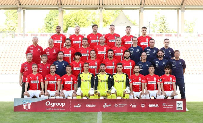 Teampraesentation Zwickau 15.07.2021 FSV Zwickau; 3.Liga, Porträttermin 2021 2022, Mannschaftsfoto , hintere Reihe von links; Steffen Nkansah, Lars Lokotsch, Ronny König Koenig, Max Reinthaler, Felix Brand, Dustin Willms , 3.Reihe von links; Mannschaftsarzt Dr. med. Bernhard Karich, Mannschaftsarzt Dr. Uwe Flötgen Floetgen, Dominic Baumann, Yannik Möker Moeker, Manfred Starke, Nils Butzen, Athletiktrainer Christoph Rezler, Mannschaftsleiter Mario Kallisch, Mannschaftsleiter Jens Schubert , 2.Reihe von links; Mannschaftsarzt Dr. Reinhold Müller, Mannschaftsarzt Dr. Hans-Jürgen Lambrecht, Physiotherapeut Christian Puschmann, Johan Gomez, Adam Susac, Davy Frick, Marco Schikora, Trainer Joe Enochs, Co-Trainer Robin Lenk, Torwarttrainer Steffen Süßner Suessner , vordere Reihe von links; Luca Horn, Mike Könnecke Koennecke, Patrick Göbel Goebel, Torhüter Matti Kamenz, Torhüter Johannes Brinkies, Torhüter Max Sprang, Can Coskun, Marius Hauptmann, Yannic Voigt , Zwickau, 15.07.2021, Stadion Zwickau, Fussball ,