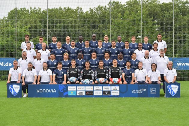 VfL Bochum; 1.BL, Porträttermin 2021 2022, Mannschaftsfoto, Foto: Maik Hölter TEAM2sportphoto 4. Reihe von links nach rechts: Videoanalyst Niklas Honnete, Soma Novothny, Erhan Masovic, Saulo Decarli, Silvere Ganvoula, Tarsis Bonga, Maxim Leitsch, Armel Bella Kotchap, Tom Weilandt, Lars Holtkamp, Athletiktrainer Lucas Kern. 3. Reihe von links nach rechts: Zeugwart Markus Eggers, Zeugwart Andreas Pahl, Robert Tesche, Danny Blum, Anthony Losilla, Patrick Osterhage, Milos Pantovic, Vasileios Lampropoulos, Dr. Andre Schilling, Dr. Karl-Heinz Bauer. 2. Reihe von links nach rechts: Trainer Thomas Reis, Co Trainer Frank Heinemann, Danilo Soares, Takuma Asano, Raman Chibsah, Simon Zoller, Herbert Bockhorn, Christopher Antwi Adjei, Cristian Gamboa, Physiotherapeut Maik Liesbrock, Physiotherapeut Jürgen Dolls. 1. Reihe von links nach rechts: Co Trainer Markus Gellhaus, Torwarttrainer Peter Greiber, Rexhep Kushutani (Leistungsdiagnostik), Luis Hartwig, Torwart Tjark Ernst, Torwart Paul Grave, Gerrit Holtmann, Rehatrainer Benedikt Oppenhäuser, Physiotherapeut Sasa Zivanovic, Physiotherapeut Frank Zöllner. Bochum Nordrhein-Westfalen Deutschland